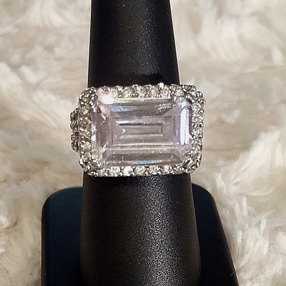 Exqusite Ladies Ring Size 7 - Picture 2 of 4